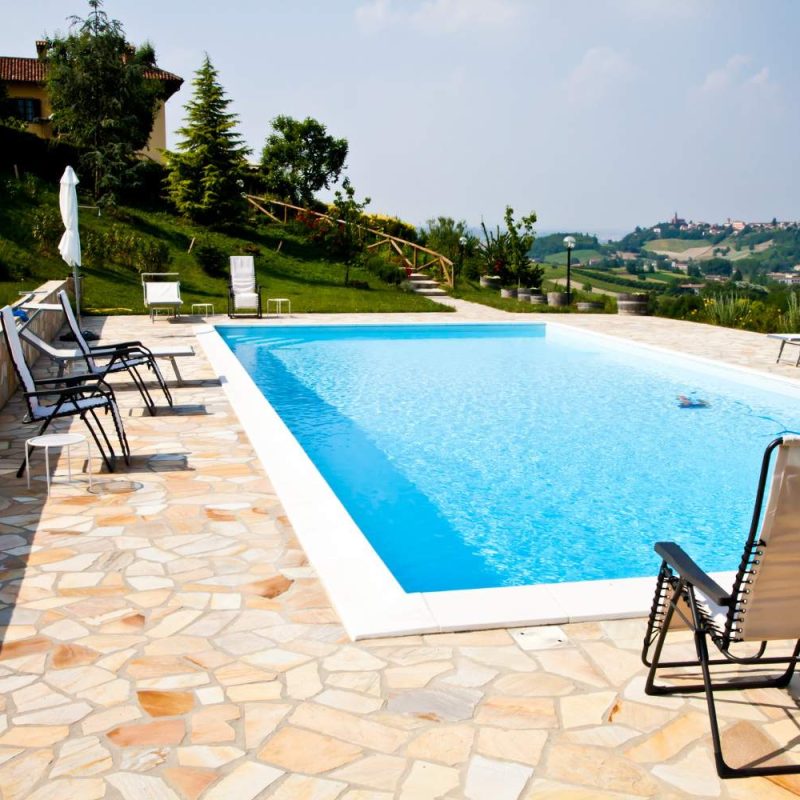 piscina-centro-belleza-italiano-medio-vinedos-zona-monferrato-region-piemonte